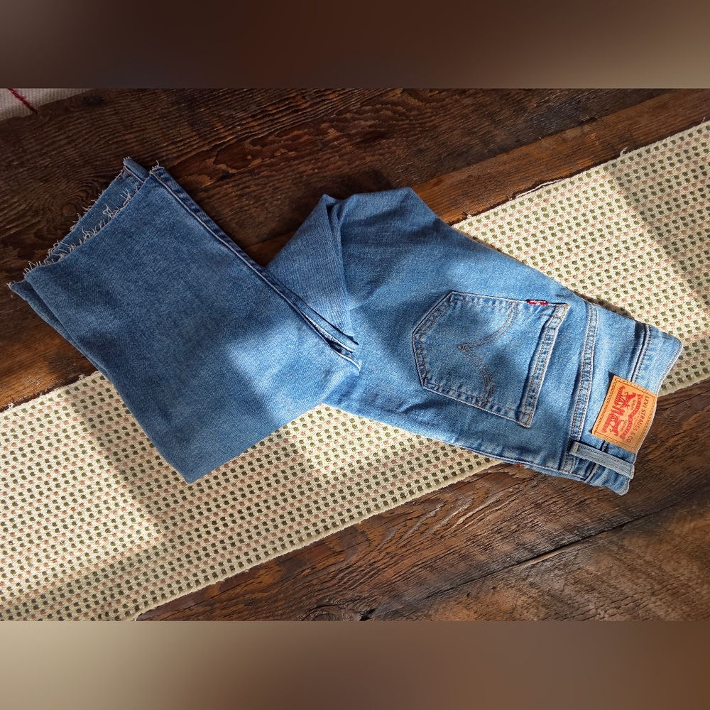 Like NEW Levis Ribcage Ankle Straight Jeans Womens 28